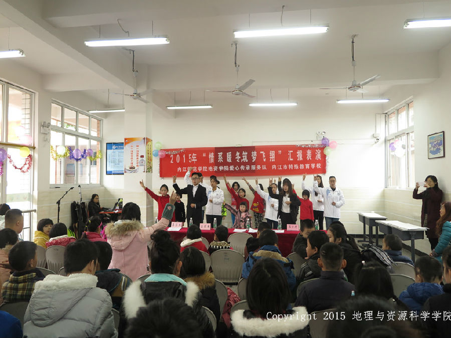志愿者与特教孩子合作手语表演《天之大》.jpg
